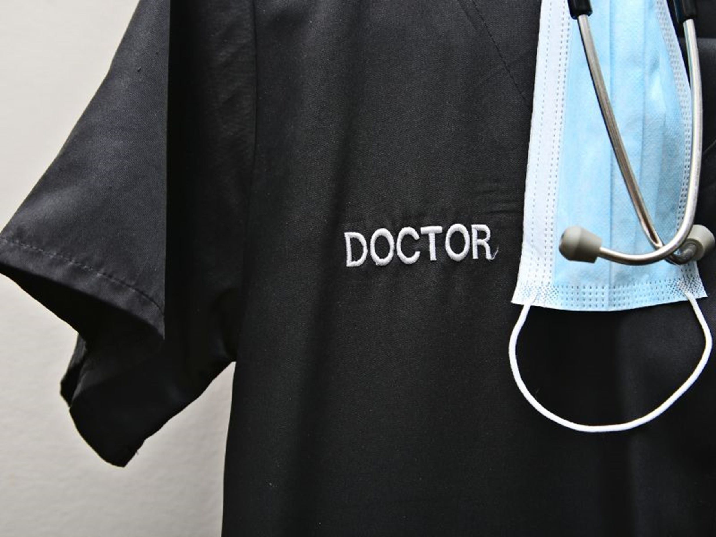 ropa-medico-personalizada