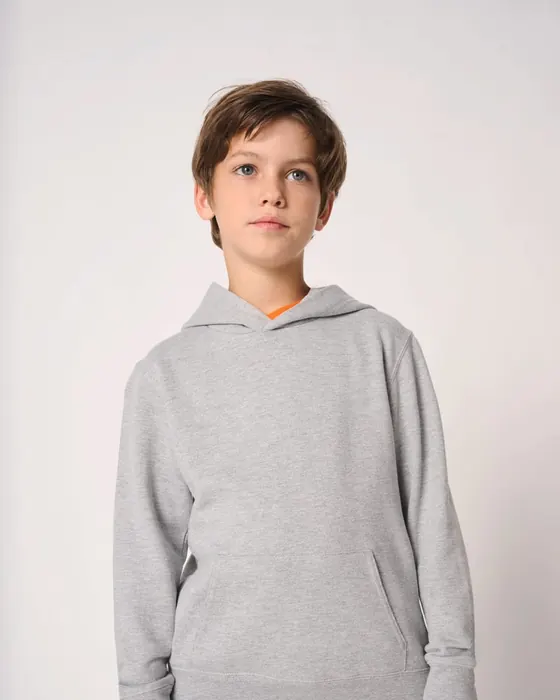 Niño con sudadera gris con capucha