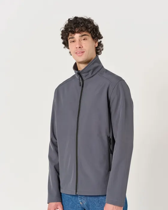 Modelo con chaqueta softshell gris