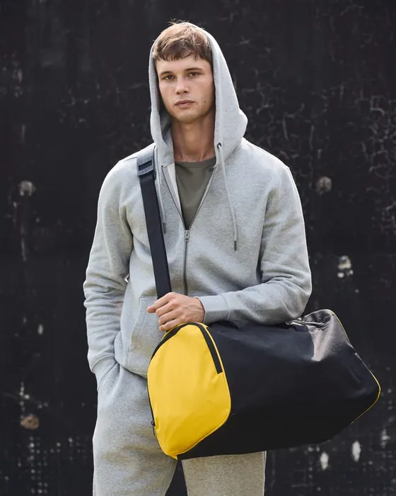 Modelo con bolsa de deporte