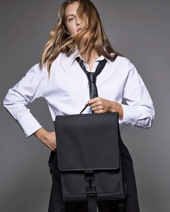 Modelo con mochila de trabajo