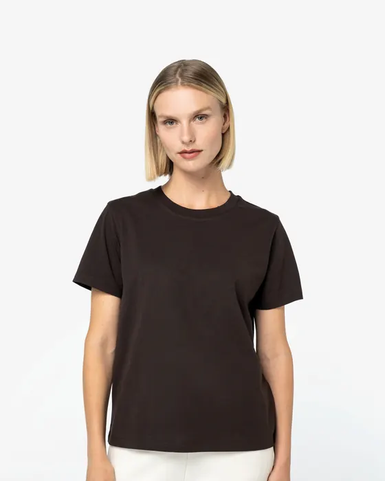 Modelo con camiseta de mujer
