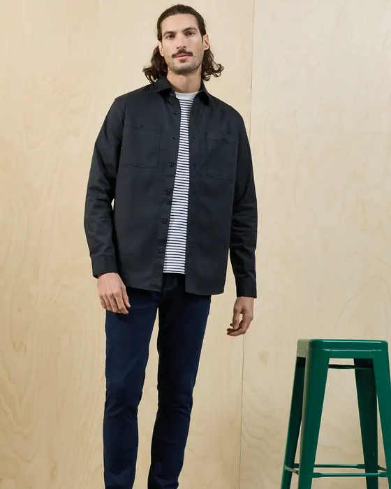 Modelo con camisa de servicio