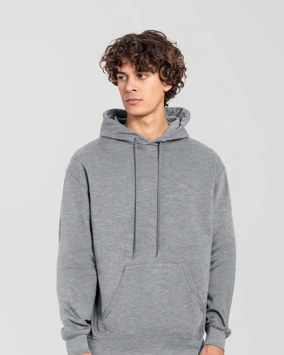 Modelo con sudadera gris con capucha