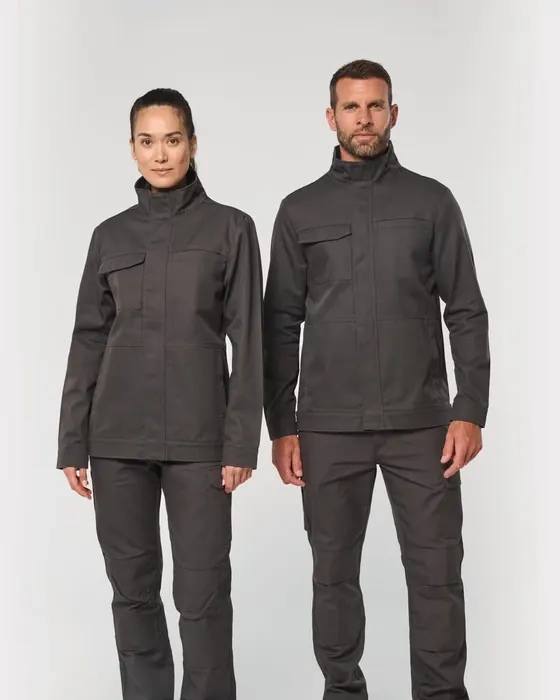 Dos trabajadores con chaqueta de trabajo