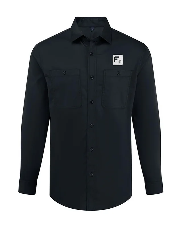 Camisa de servicio negra con el logo de Fun Fashion. Bordado en el pecho (simulación)