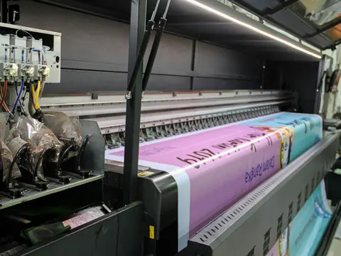 Impresora de gran formato imprimiendo un tejido a todo color