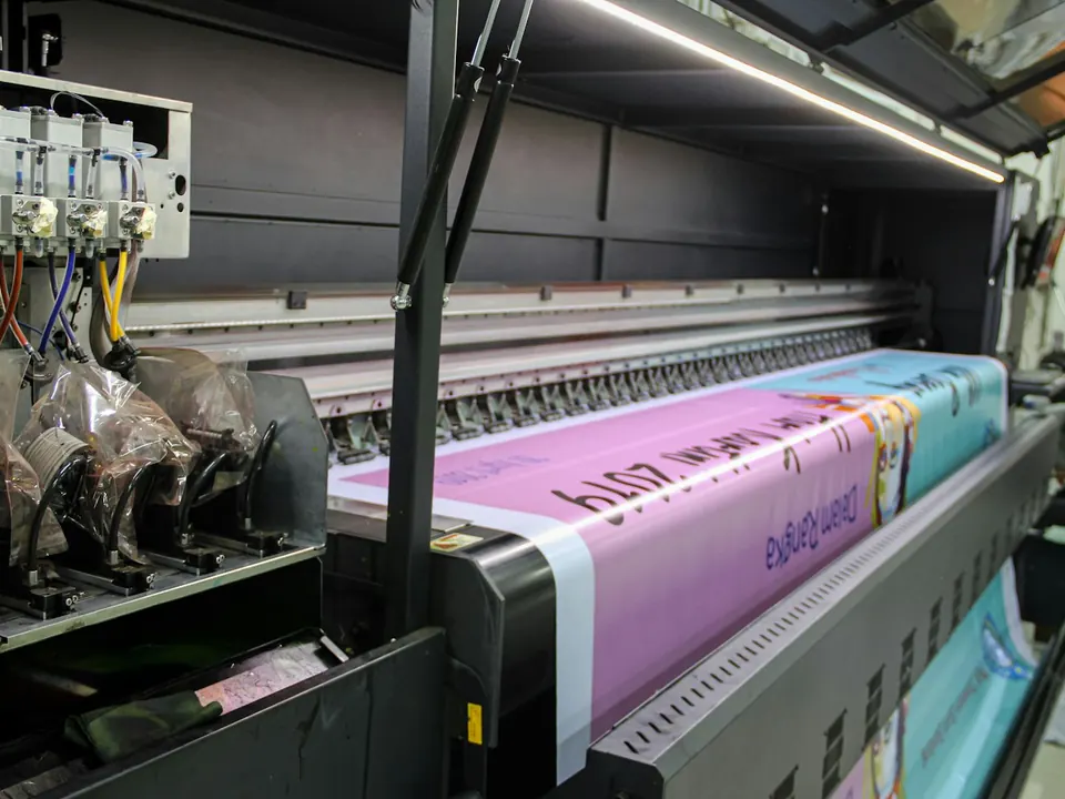 Impresora de gran formato imprimiendo un tejido a todo color